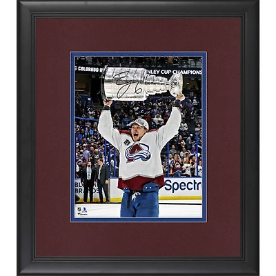Photographie encadrée autographiée par Erik Johnson, champion de la Coupe Stanley 2022