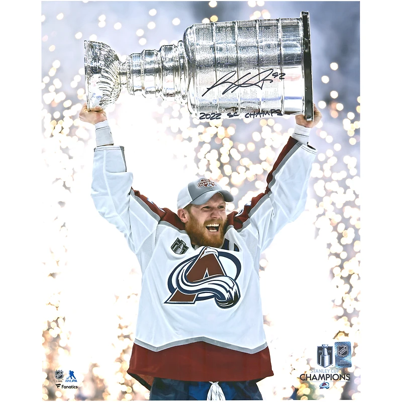 Photographie autographiée de 16" x 20" de Gabriel Landeskog, champion de la Coupe Stanley 2022, avec l'inscription "2022 SC Champs"