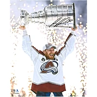 Photographie autographiée de 16" x 20" de Gabriel Landeskog, champion de la Coupe Stanley 2022, lors de la levée de la Coupe