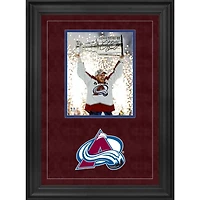 Photographie encadrée de luxe autographiée de 8" x 10" de Gabriel Landeskog, champion de la Coupe Stanley 2022, lors de la levée de la Coupe