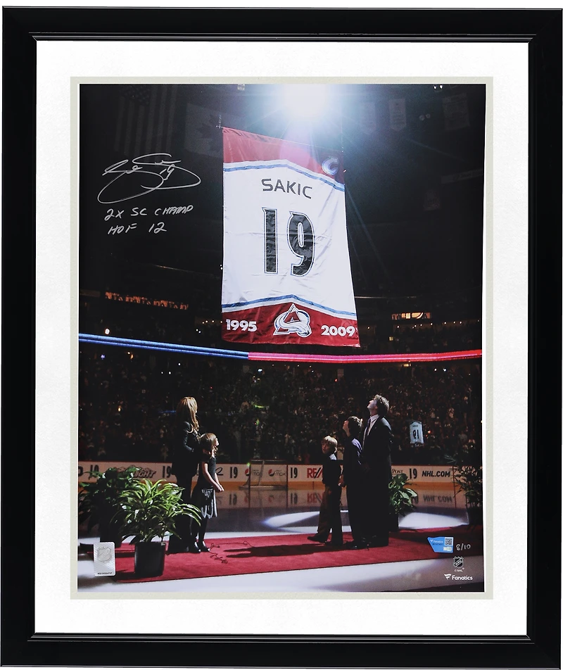 Photographie de la cérémonie de retrait du maillot de Joe Sakic (Colorado Avalanche), autographiée (40,6 x 50,8 cm), avec plusieurs inscriptions