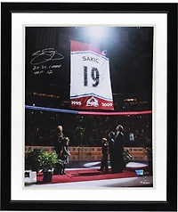Photographie de la cérémonie de retrait du maillot de Joe Sakic (Colorado Avalanche), autographiée (40,6 x 50,8 cm), avec plusieurs inscriptions