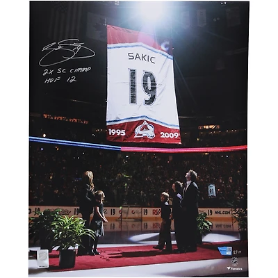 Photographie de la cérémonie de retrait du maillot de Joe Sakic (Colorado Avalanche), autographiée (40,6 x 50,8 cm), avec plusieurs inscriptions