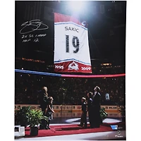 Photographie de la cérémonie de retrait du maillot de Joe Sakic (Colorado Avalanche), autographiée (40,6 x 50,8 cm), avec plusieurs inscriptions