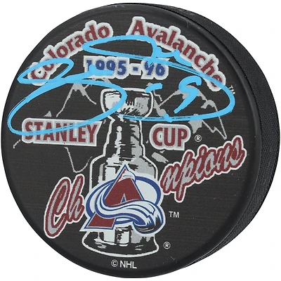Rondelle de hockey autographiée par Joe Sakic, champion de la Coupe Stanley 1996, de l'Avalanche du Colorado