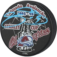 Rondelle de hockey autographiée par Joe Sakic, champion de la Coupe Stanley 1996, de l'Avalanche du Colorado