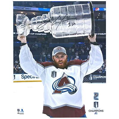 Photographie autographiée de 16" x 20" de J.T. Compher, champion de la Coupe Stanley 2022, soulevant la Coupe