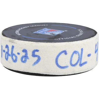 Juuso Parssinen Rondelle de but utilisée par l'Avalanche du Colorado contre les Rangers de New York le 26 janvier 2025