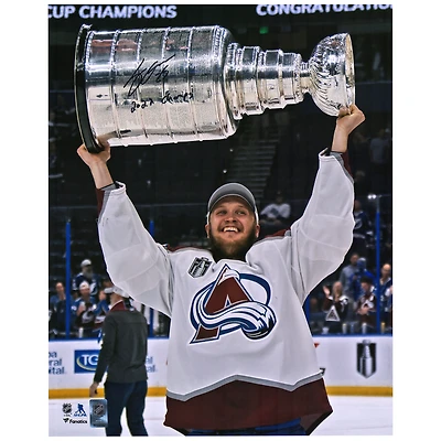 Photographie autographiée de 16" x 20" de Logan O'Connor Colorado Avalanche soulevant la Coupe Stanley 2022 avec l'inscription "2022 Champs"