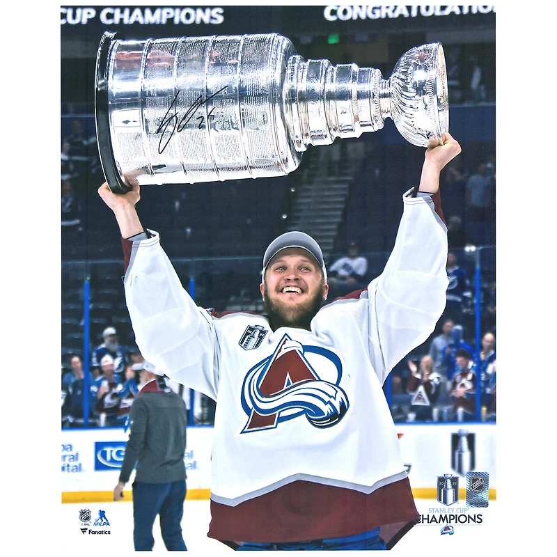 Photographie autographiée de 16" x 20" de Logan O'Connor lors de la levée de la Coupe Stanley 2022