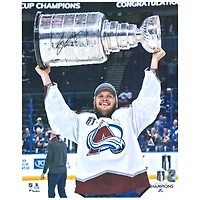 Photographie autographiée de 16" x 20" de Logan O'Connor lors de la levée de la Coupe Stanley 2022