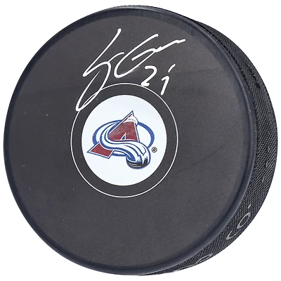 Rondelle de hockey Inglasco autographiée par Logan O'Connor de l'Avalanche du Colorado 2022
