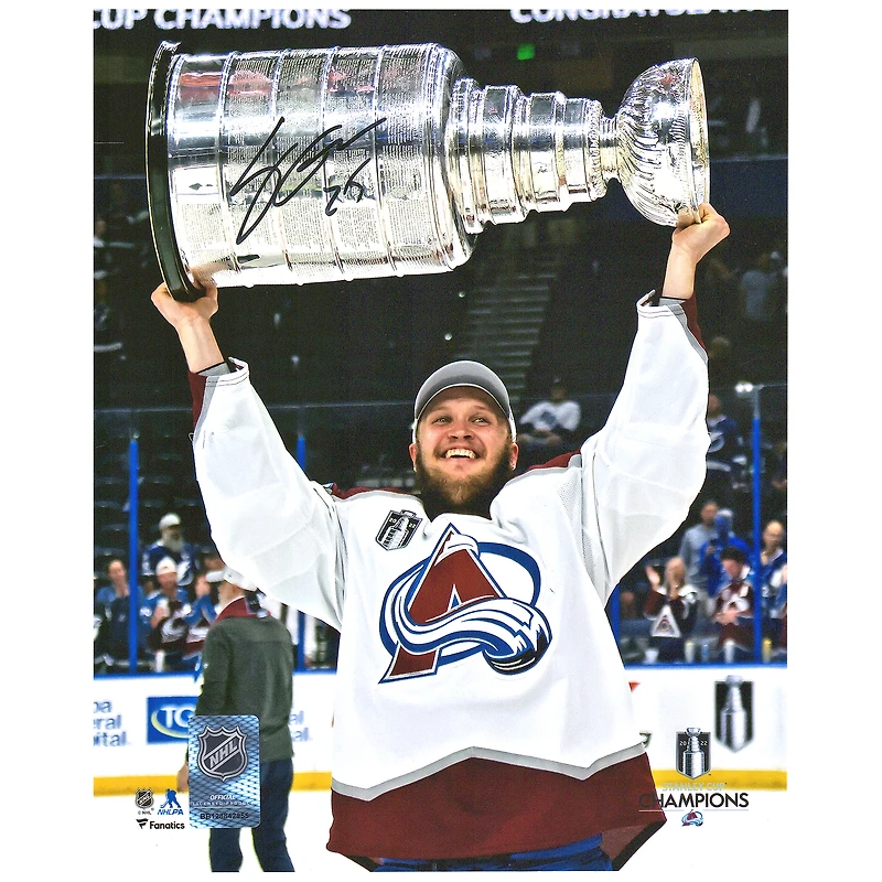 Photographie autographiée de 8" x 10" de Logan O'Connor, champion de la Coupe Stanley 2022, soulevant la Coupe