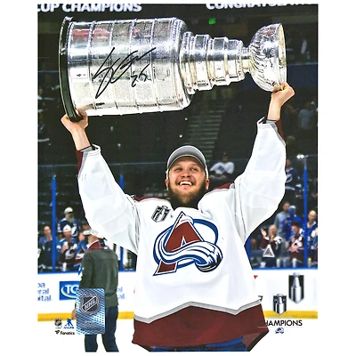 Photographie autographiée de 8" x 10" de Logan O'Connor, champion de la Coupe Stanley 2022, soulevant la Coupe
