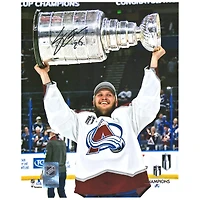 Photographie autographiée de 8" x 10" de Logan O'Connor, champion de la Coupe Stanley 2022, soulevant la Coupe
