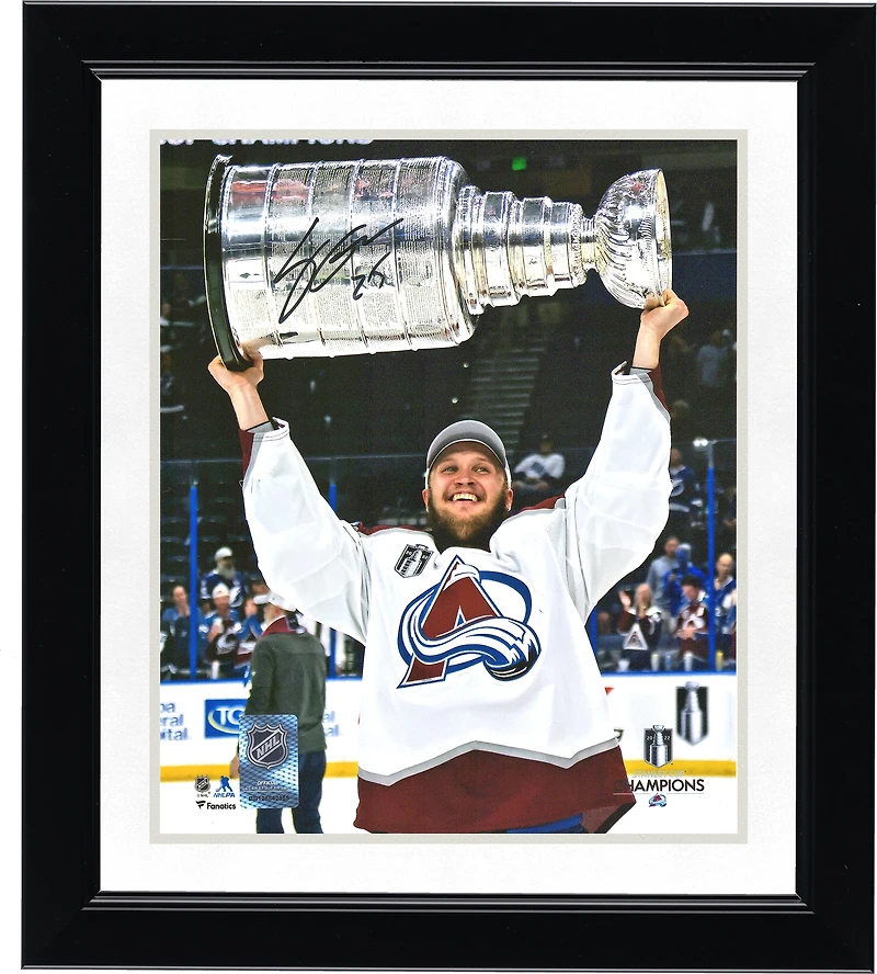 Photographie autographiée de 8" x 10" de Logan O'Connor, champion de la Coupe Stanley 2022, soulevant la Coupe