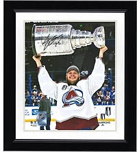 Photographie autographiée de 8" x 10" de Logan O'Connor, champion de la Coupe Stanley 2022, soulevant la Coupe