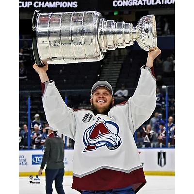 Photographie non signée de Logan O'Connor, champion la Coupe Stanley 2022 l'Avalanche du Colorado