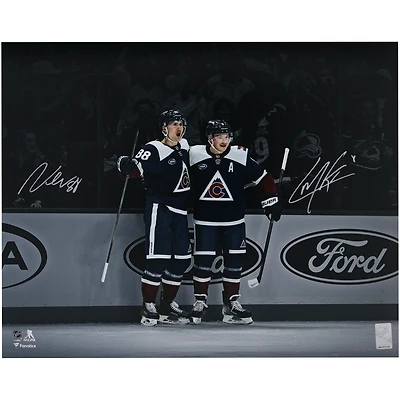Photographie dédicacée de Martin Necas et Cale Makar, Colorado Avalanche, maillot bleu marine alternatif, 16" x 20", célébration à l'honneur