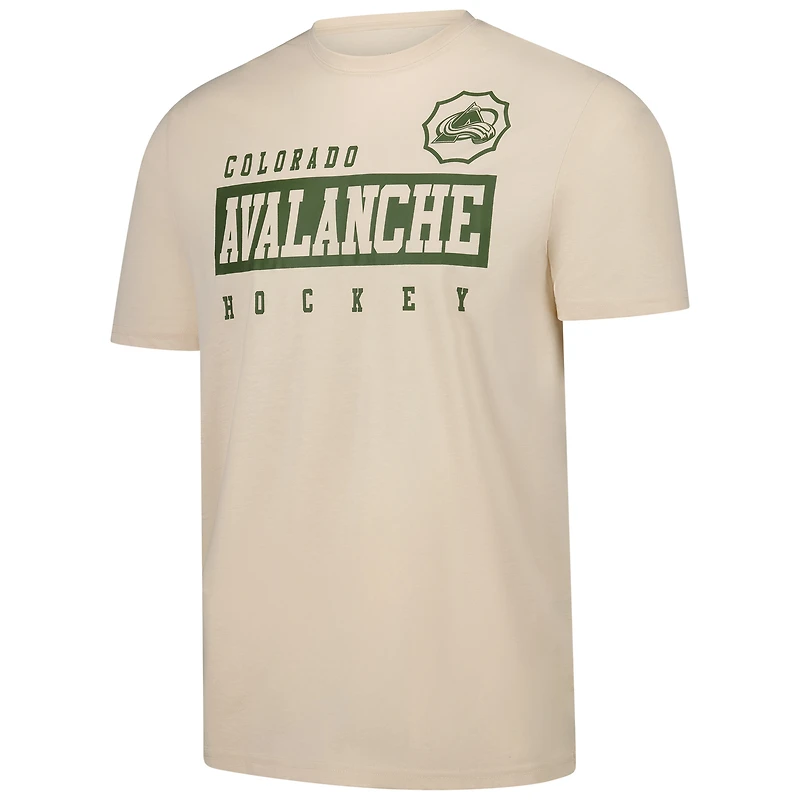 T-shirt Nathan MacKinnon pour homme de Levelwear, kaki, Colorado Avalanche 2024, NHL, appréciation militaire, Richmond Delta, nom et numéro du joueur