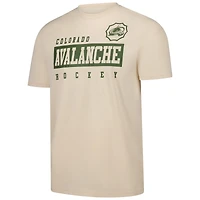 T-shirt Nathan MacKinnon pour homme de Levelwear, kaki, Colorado Avalanche 2024, NHL, appréciation militaire, Richmond Delta, nom et numéro du joueur
