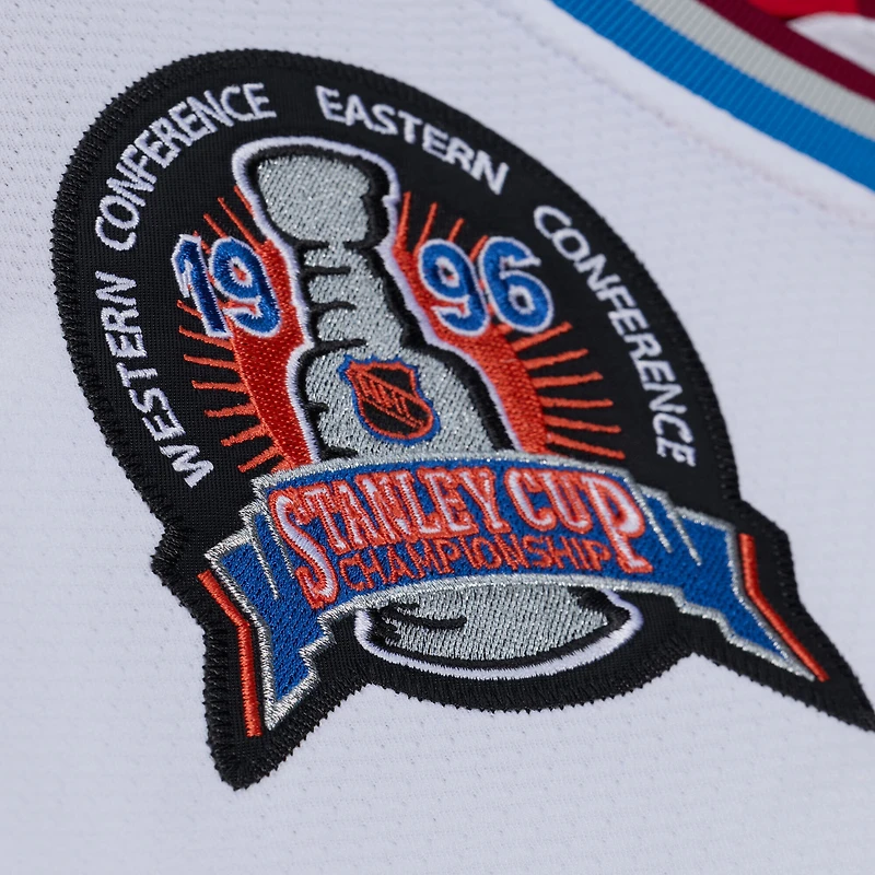 Maillot de jeu puissance Mitchell & Ness Joe Sakic blanc l'Avalanche du Colorado 1995 pour homme