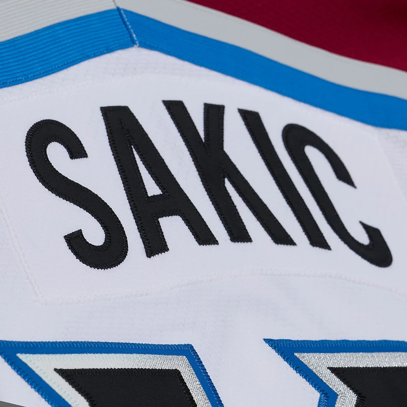 Maillot de jeu puissance Mitchell & Ness Joe Sakic blanc l'Avalanche du Colorado 1995 pour homme