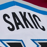 Maillot de jeu puissance Mitchell & Ness Joe Sakic blanc l'Avalanche du Colorado 1995 pour homme