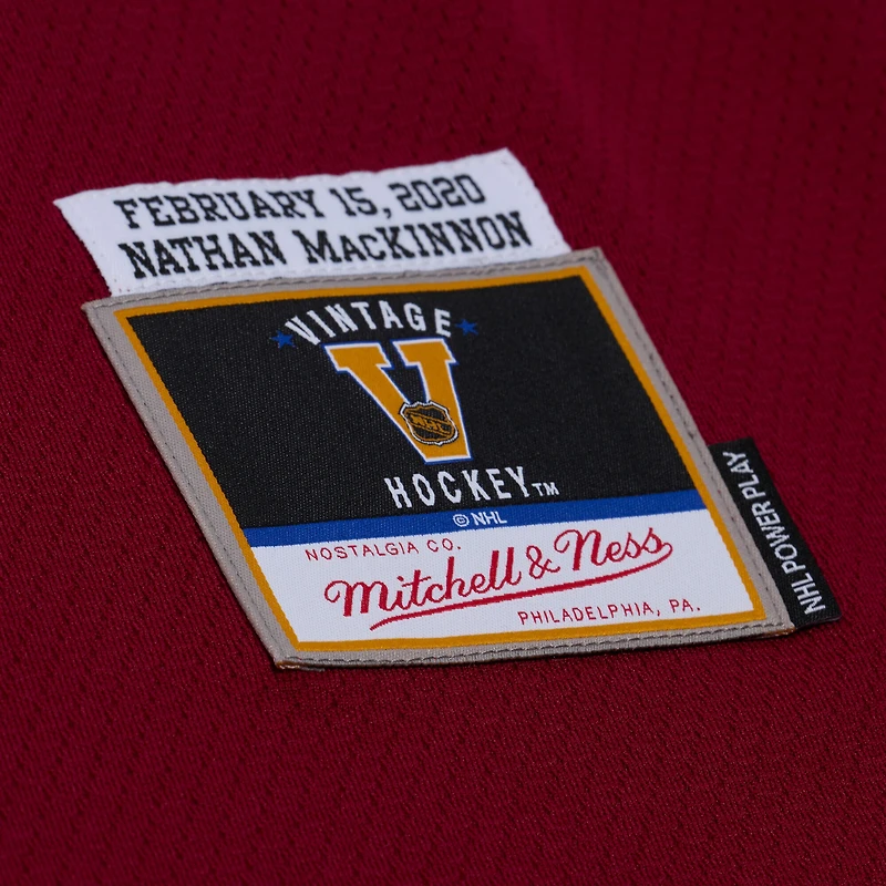 Maillot de jeu puissance Mitchell & Ness Nathan MacKinnon bleu Colorado Avalanche 2020 pour homme