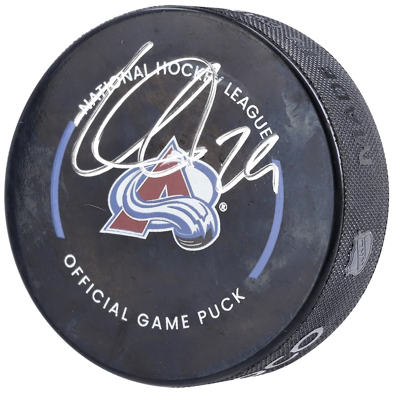 Rondelle de match officielle autographiée 2022 de Nathan MacKinnon par l'Avalanche du Colorado