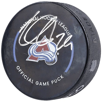 Rondelle de match officielle autographiée 2022 de Nathan MacKinnon par l'Avalanche du Colorado