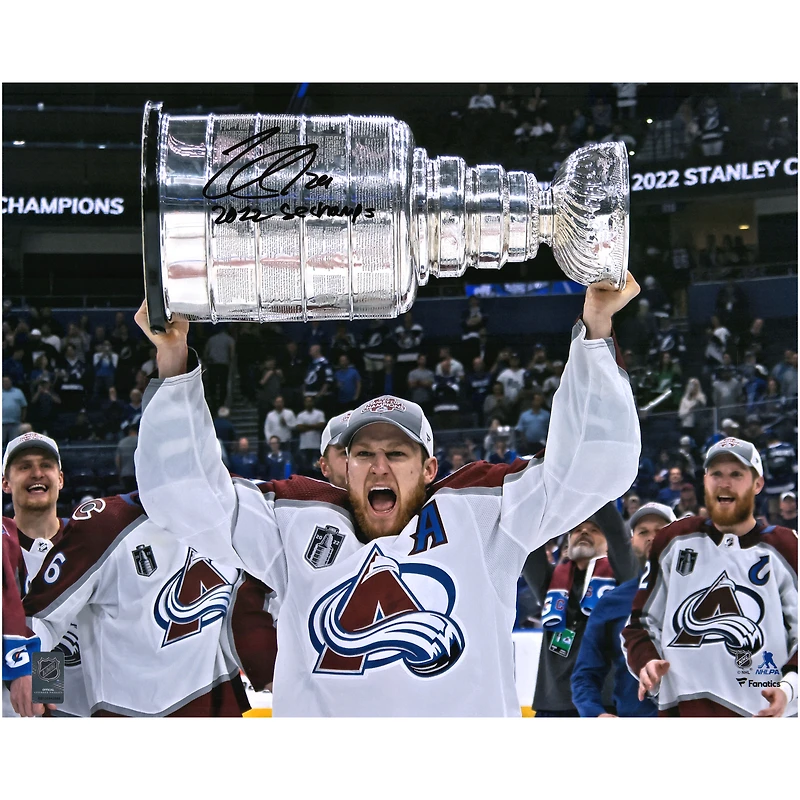 Photographie autographiée de 16" x 20" de Nathan MacKinnon, champion de la Coupe Stanley 2022, avec l'inscription "2022 SC Champs"