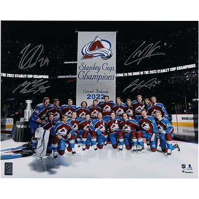 Photo dédicacée de Nathan MacKinnon, Mikko Rantanen, Cale Makar et Gabriel Landeskog, Colorado Avalanche, lors de la soirée Banner Night (40 x 50 cm).