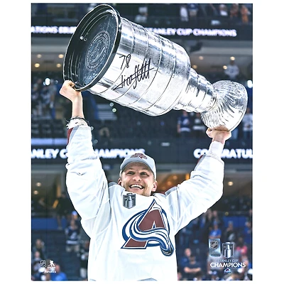Photographie autographiée de 16" x 20" de Nico Sturm Colorado Avalanche lors de la remise des trophées des champions de la Coupe Stanley 2022