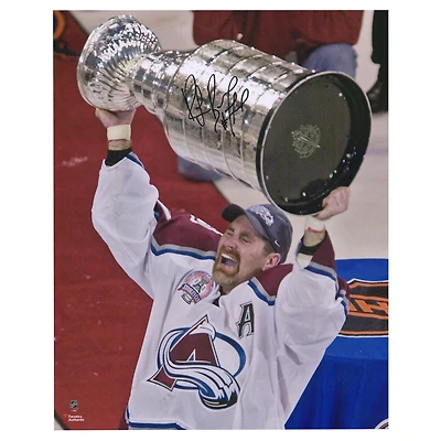 Photo autographiée de Ray Bourque (Colorado Avalanche) - 40,6 x 50,8 cm (16 x 20 pouces) - Levée de la Coupe