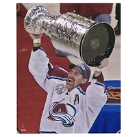 Photo autographiée de Ray Bourque (Colorado Avalanche) - 40,6 x 50,8 cm (16 x 20 pouces) - Levée de la Coupe