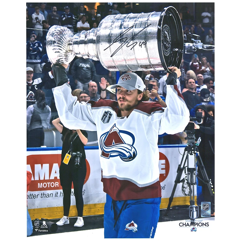 Photographie autographiée de 16" x 20" de Samuel Girard, champion de la Coupe Stanley 2022, soulevant la Coupe