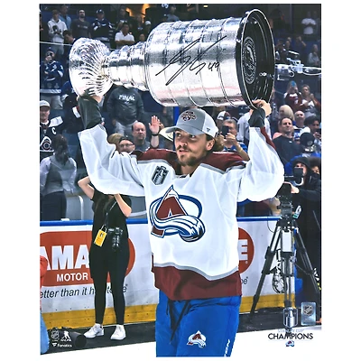 Photographie autographiée de 16" x 20" de Samuel Girard, champion de la Coupe Stanley 2022, soulevant la Coupe