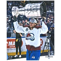 Photographie autographiée de 16" x 20" de Samuel Girard, champion de la Coupe Stanley 2022, soulevant la Coupe
