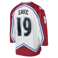 Maillot de joueur la ligne bleue l'Avalanche du Colorado 2000 blanc Joe Sakic Mitchell & Ness pour jeunes