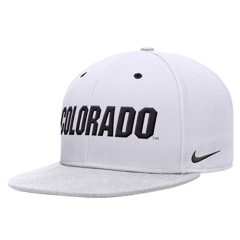 Casquette ajustée Nike blanche Colorado Buffaloes Coach Prime Pro Dri-FIT pour homme