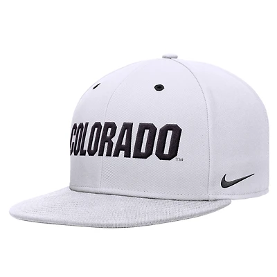 Casquette ajustée Nike blanche Colorado Buffaloes Coach Prime Pro Dri-FIT pour homme
