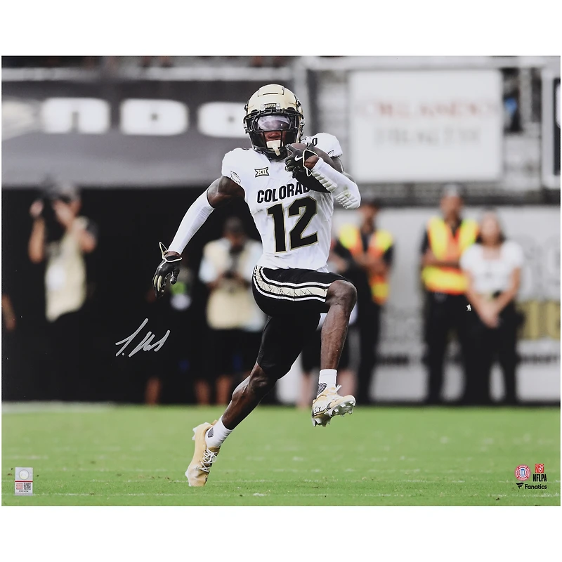 Photo de Travis Hunter, des Colorado Buffaloes, en train de courir, autographiée (16" x 20").
