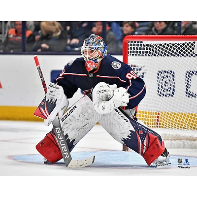 Photo d'Elvis Merzlikins, maillot bleu non signé des Blue Jackets de Columbus, dans les buts