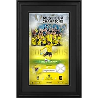 Collage encadré de 10" x 18" des champions de la Coupe MLS 2023 de Columbus Crew avec un morceau de ballon et de filet utilisés lors du match de la Coupe MLS 2023 - Édition limitée à 200