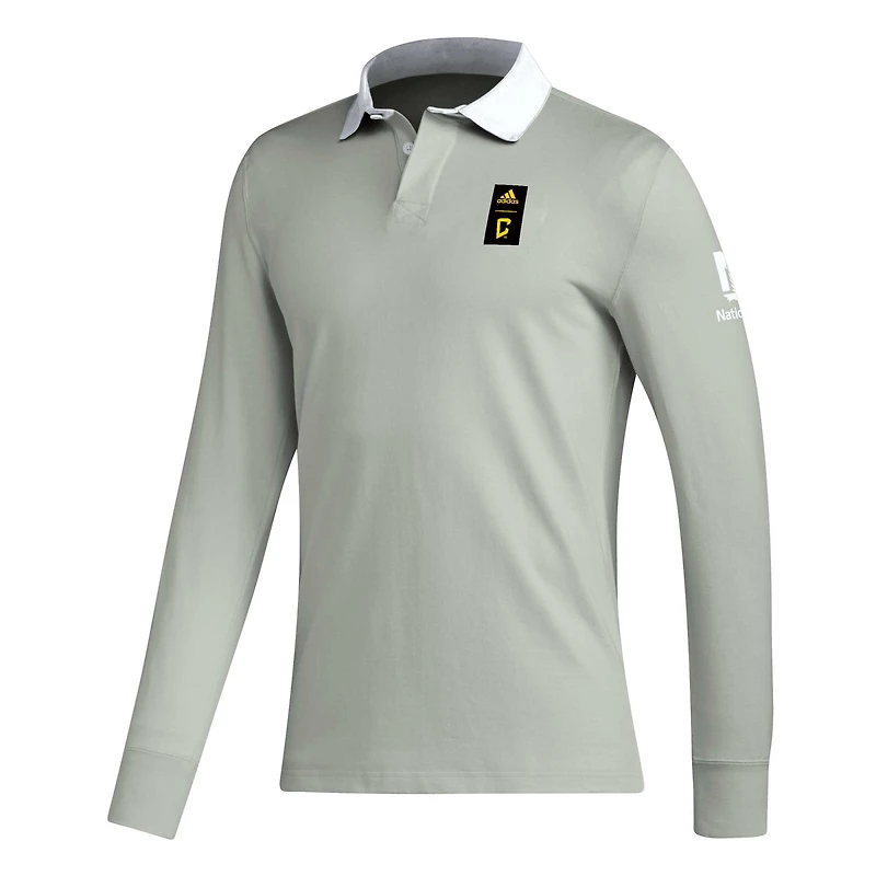 Polo à manches longues adidas 2023 Player gris Columbus Crew Travel pour hommes
