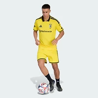 Maillot authentique adidas Columbus Crew jaune pour homme, modèle 2026 « Conçu l'excellence », avec patch sur le terrain.