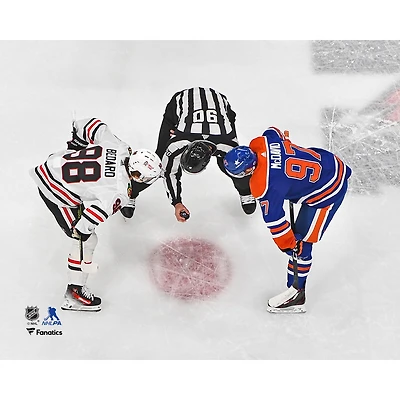 Photographie non signée de la mise au jeu entre Connor Bedard, Blackhawks Chicago et McDavid, Oilers d'Edmonton