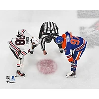 Photographie non signée de la mise au jeu entre Connor Bedard, Blackhawks Chicago et McDavid, Oilers d'Edmonton
