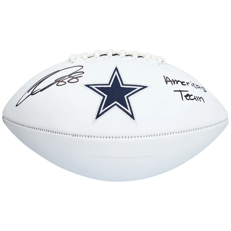 Ballon de football blanc dédicacé par CeeDee Lamb des Cowboys de Dallas avec inscription « Americas Team »